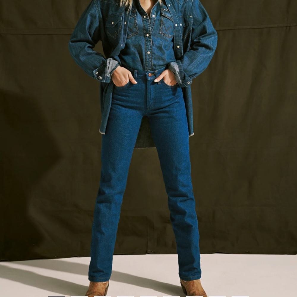 WOMEN'S WRANGLER® COWBOY CUT® SLIM FIT JEAN IN PREWASHED INDIGO
